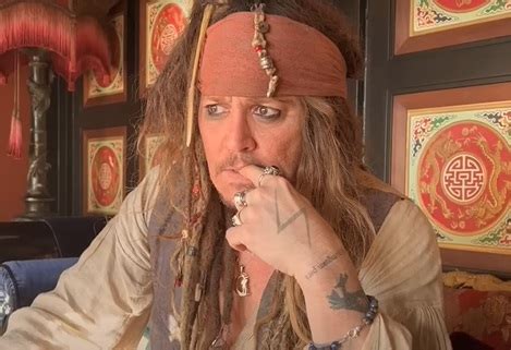 Cum se reinventează Johnny Depp în Europa Starul din Pirații din