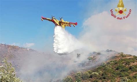 La Sardegna Brucia Roghi Al Sud E Al Nord Est Il Forte Vento Li