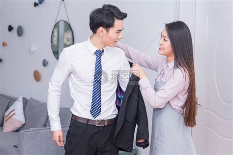 妻子给要上班的丈夫穿衣服高清图片下载 正版图片500813552 摄图网