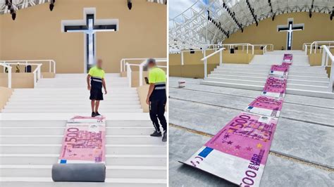 Tapete De Notas De Euros Estendido No Altar Palco Da Jmj Pessoas