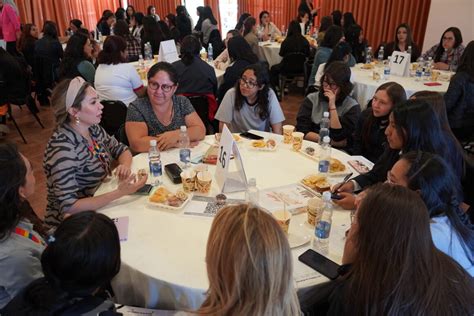 Con Emotivo Encuentro Alumnas De La Escuela De Mujeres L Deres De