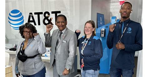 Atandt Mobility Retail Store Workers Welcome Cwa President Cummings In