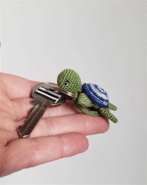 Tortue de mer amigurumi vert kaki avec attache pour porte clés Kawaii