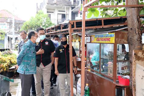 Belasan Pkl Direlokasi Dapat Bantuan Gerobak Rombong Dan Tenda Pos Bali