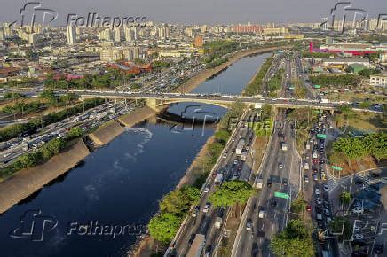 Folhapress Fotos Vista de drone da Marginal do rio Tietê