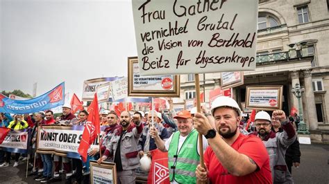 Thyssenkrupp Beschäftigte protestieren vor der Villa Hügel