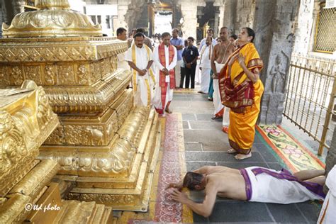 AP GOVERNOR OFFERS PRAYERS IN TIRUMALA SHRINE TTD News