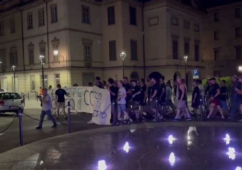 Serie B Protesta Dei Tifosi Del Lecco Dopo L Esclusione Dal Campionato