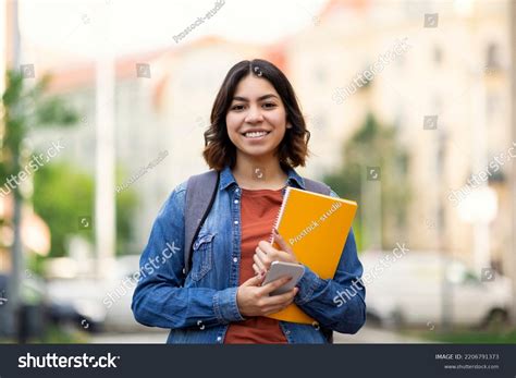 Hermosa Joven Estudiante Árabe Parándose Al Foto De Stock 2206791373