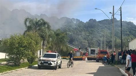 VÍDEO Incêndio atinge depósito de obra em Itajaí