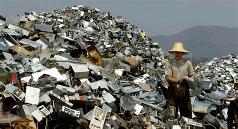 Europa Tira A La Basura Millones De Toneladas De Ropa Bater As Y Aluminio