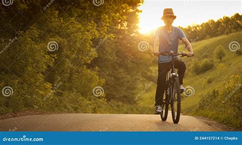 Adolescente Montando Una Bicicleta En La Carretera Verano Luz Del Sol