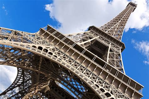 Entrada a la tercera planta la cima de la Torre Eiffel de París