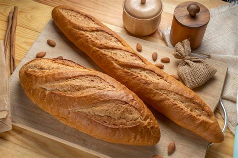 Baguette Cuite Au Four Et Pain Multigrains Sur Table En Bois Marron