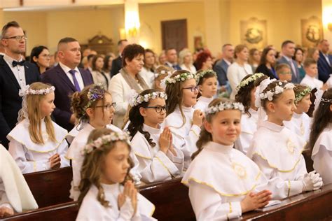 Prezenty na komunię Co dają chrzestni i goście Jakie prezenty na