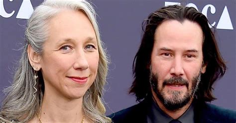 Novia De Keanu Reeves Orgullosa De Su Canas Las Presume Con Un