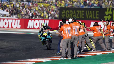 MotoGP Rossi Festeggiato A Valencia Nella Sua Ultima Gara