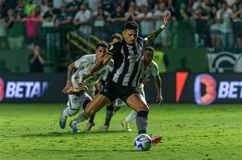 Botafogo quebra sequência invicta perde para o Goiás mas segue líder