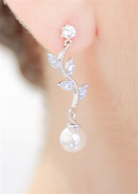 Boucles d oreilles de mariée délicates avec feuilles en cristal et