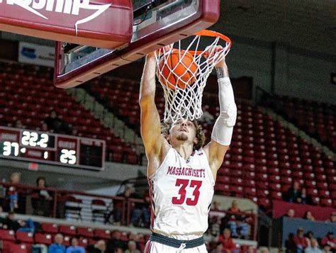 Daily Hampshire Gazette Umass Basketball Matt Cross Leads Balanced Minutemen Past Saint Louis