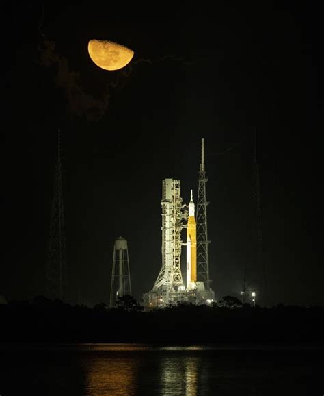 Explainer Nasa S New Moon Rocket Years After Apollo