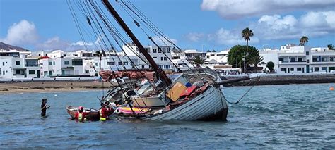 Fotos Un Barco Encalla En Playa Honda En Lanzarote