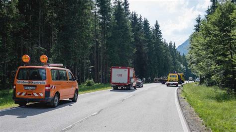 Schwerer Unfall Bei Vorderriss Zwei Motorradfahrer Sterben Bei Ausflug