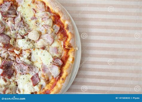 Jambon Et Champignon De Couche De Pizza Image Stock Image Du Rapide