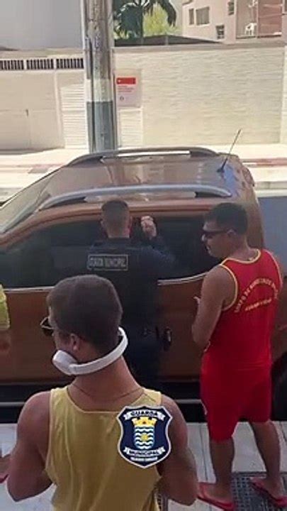 Cachorro preso dentro de carro é resgatado em Balneário Camboriú