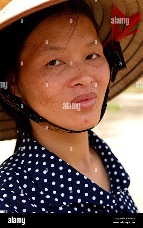 Vietnam Ninh Binh Province Kenh Ga Stock Photo Alamy