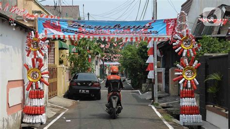 Gapura Agustus Dari Barang Bekas Botol Plastik Sambut Hut Ke Ri