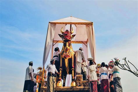 Tata Cara Upacara Ngaben Tradisi Pemakaman Di Bali Kamboja Co Id