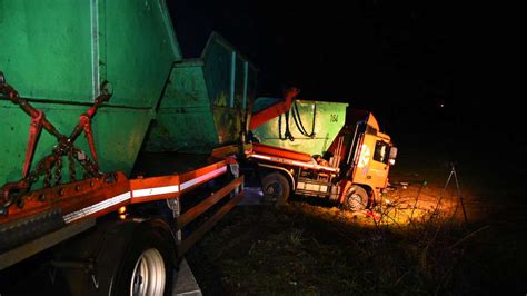 Walldorf Schwerer Unfall Auf A Lkw Durchbricht Mittelleitplanke A