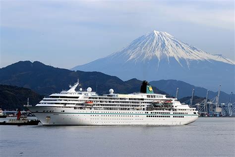 1st International Cruise Ship In 3 Years Docks At A Japanese Port The