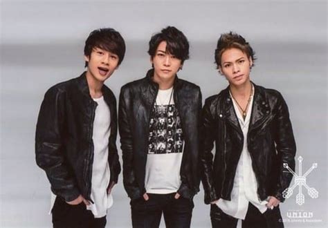 駿河屋 Kat Tun 集合 3人 横型・膝上・衣装黒白・両手ポケット・中丸口開け・背景グレー 「kat Tun Live 2018