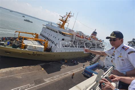 Menhub Tinjau Pelabuhan Tanjung Perak Antara Foto