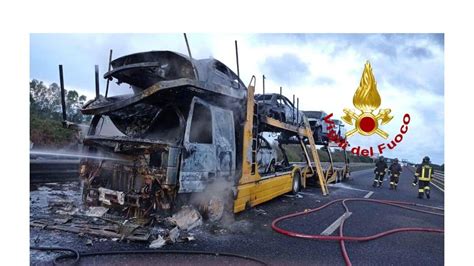 Camion Prende Fuoco Bruciate Cinque Auto Gravi Disagi Sulla Statale