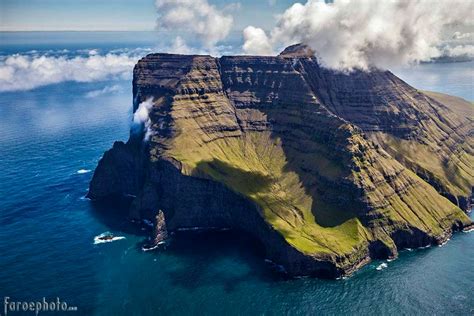 Kallur Lighthouse on Kalsoy | Self Drive | Hekla.com