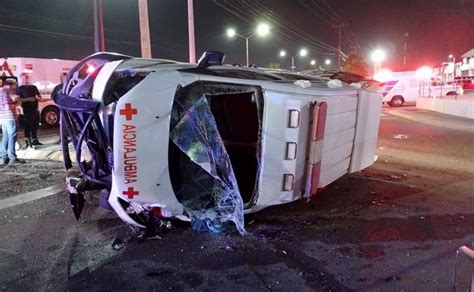 Ambulancia de Cruz Roja choca contra 2 vehículos y se vuelca en Culiacán