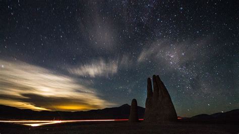 La Mano Gigantesca Que Sobresale Del Desierto De Atacama En Chile