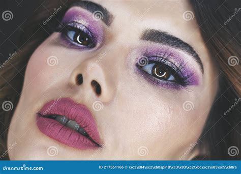 Retrato De Primer Plano De Mujer Hermosa Con Maquillaje Brillante Y