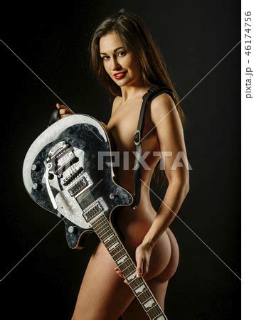 Nude woman posing with electric guitarの写真素材 46174756 PIXTA