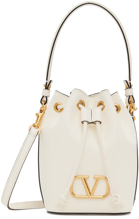 Valentino Garavani Mini sac seau blanc cassé à logo en V SSENSE France