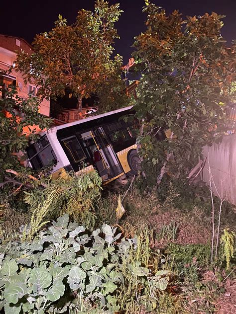 Beykoz da freni boşalan otobüs bir evin bahçesine düştü