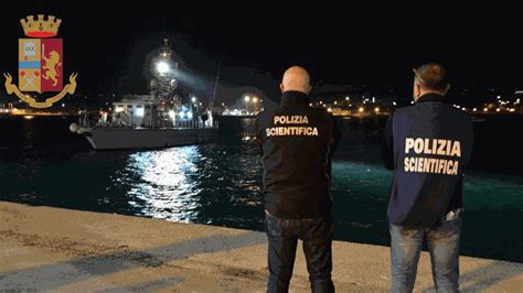 Migranti Dalla Libia Fermati Cinque Scafisti Per I 264 Sbarcati A