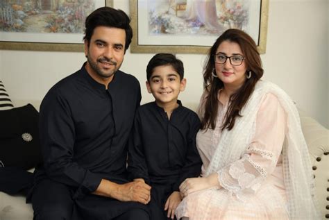 Junaid Khan Family Pictures From Eid UL Fitr 2022 | Reviewit.pk