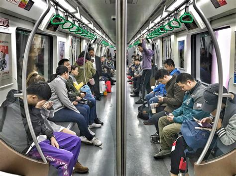 Shot of Chinese modern life in Chengdu’s metro 🚇 : r/China