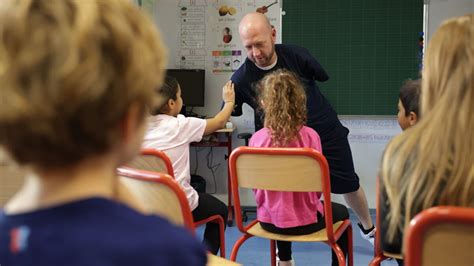 Matt Stutzman Inspires Students At Paris School With Para Arching