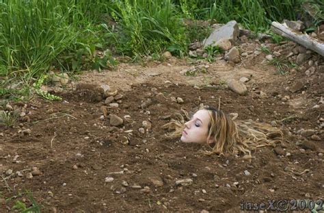 Women Buried Up To Her Neck In The Ground Dirt【2022】 着ぐるみ 顔出し着ぐるみ