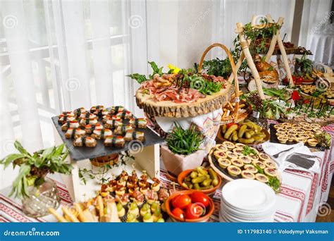 Tabela De Banquete De Abastecimento Belamente Decorada Alimento